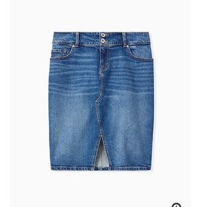 NWT DENIM SLIT FRONT PENCIL SKIRT - MEDIUM WASH
